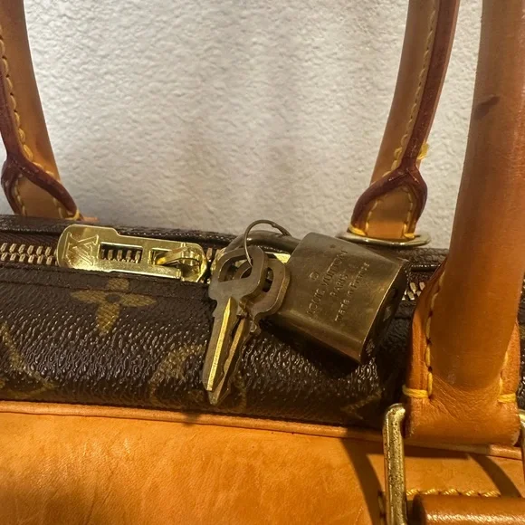 Louis Vuitton Deauville Handbag Monogram Canvas with 🔐 and bag tag. 🏷️ - Picture 4 of 13